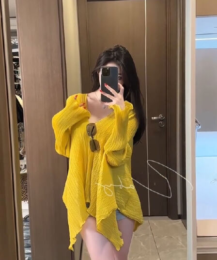 겨자 황색 장기 플리츠 긴팔 풀오버 불규칙 디자인 셔츠 태양 보호 셔츠 루즈핏 중간 길이 쉬폰 블라우스 맨위