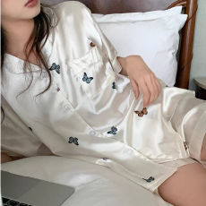 批发质感新款夏季冰丝仿<b class='q'>真丝</b><b class='q'>睡衣</b>女生短袖短裤<b class='q'>套装</b>小翻领爆款丝绸<b class='q'>睡衣</b>