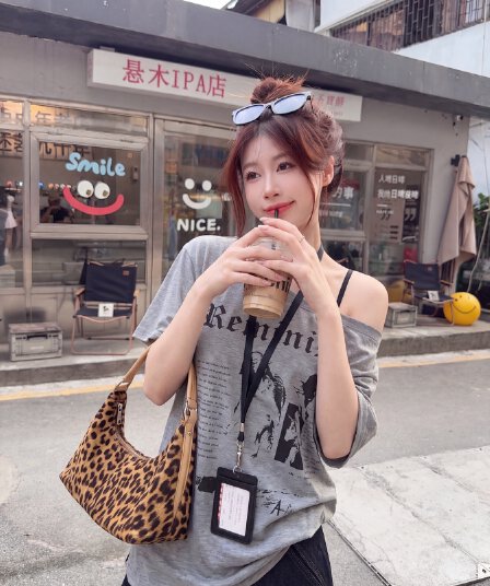 실사 빅 사이즈 반팔 티셔츠 여성 새로운 여름 회색 디자인 센스 작은 대중 순수한 욕망 오프숄더 비스듬한 어깨 의류 여성
