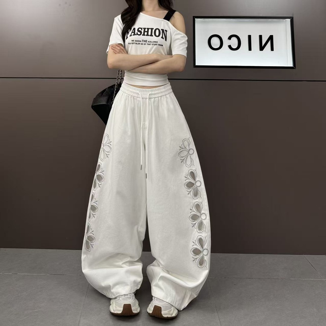 2026 년 여름 오리지널 디자인 자수 홀로우 아웃 작은 대중 트렌디 차가운 넓은 다리 모통이 칼 캐주얼 바지