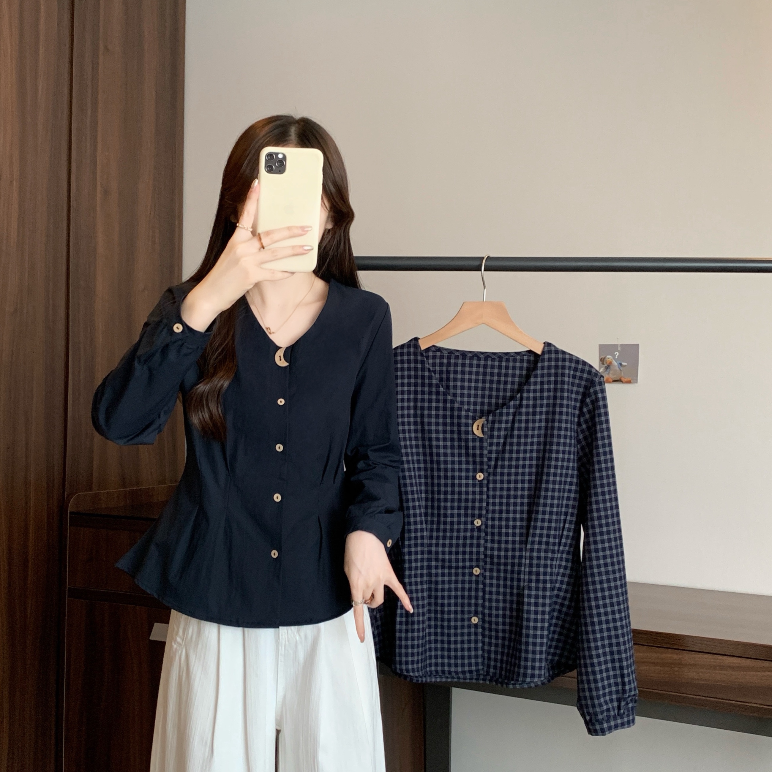 빅 사이즈 2026 새로운 초승달 모양의 싱글 줄 버튼 V넥 허리 수축 긴팔 체크무늬 연령 감소 표지 고기 슬림해 보이는 다용도 작은 셔츠