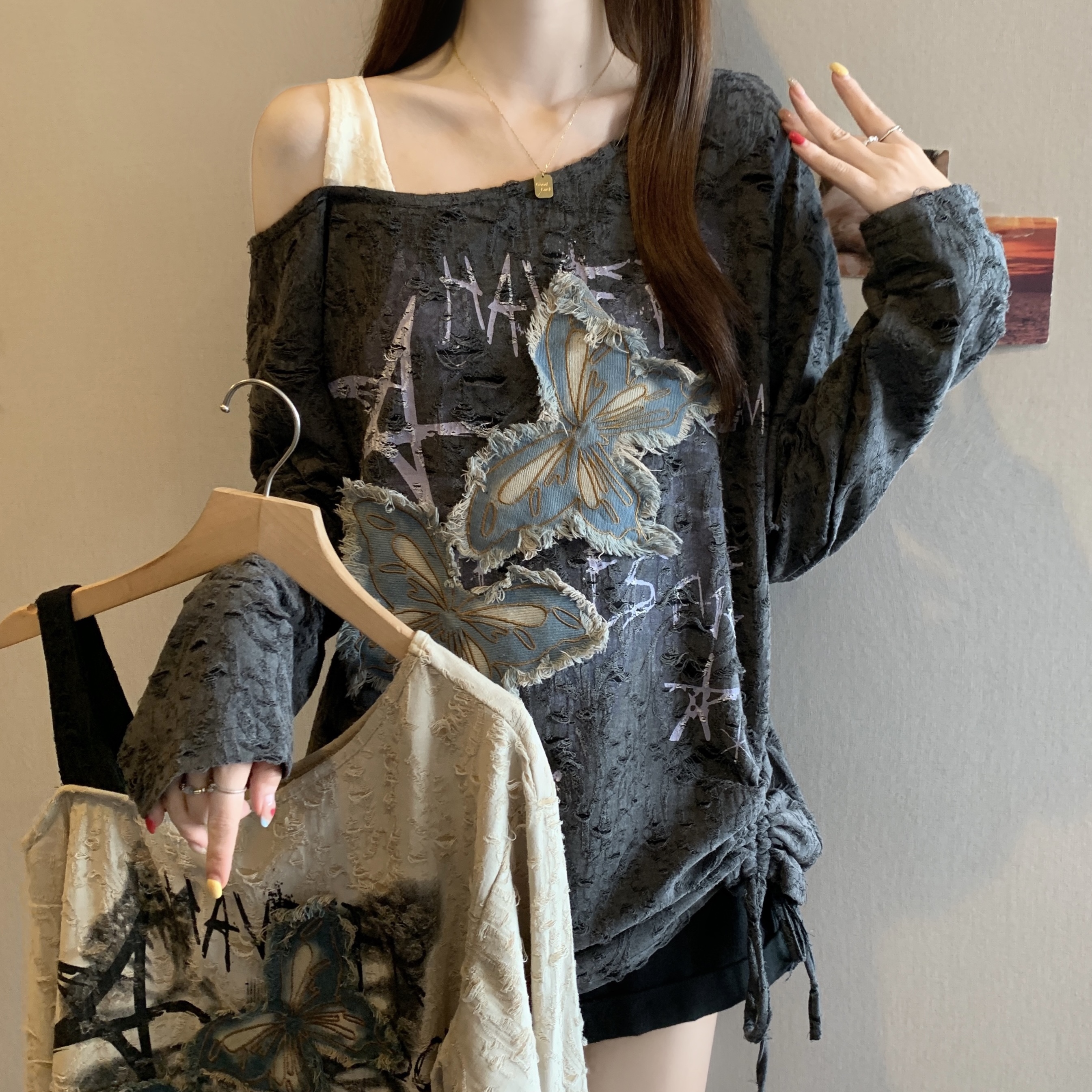 빅 사이즈 2026 새로운 나비 패치 오프숄더 긴팔 티셔츠 여성 비스듬한 어깨 핫걸 k 느긋한 블라우스 맨위