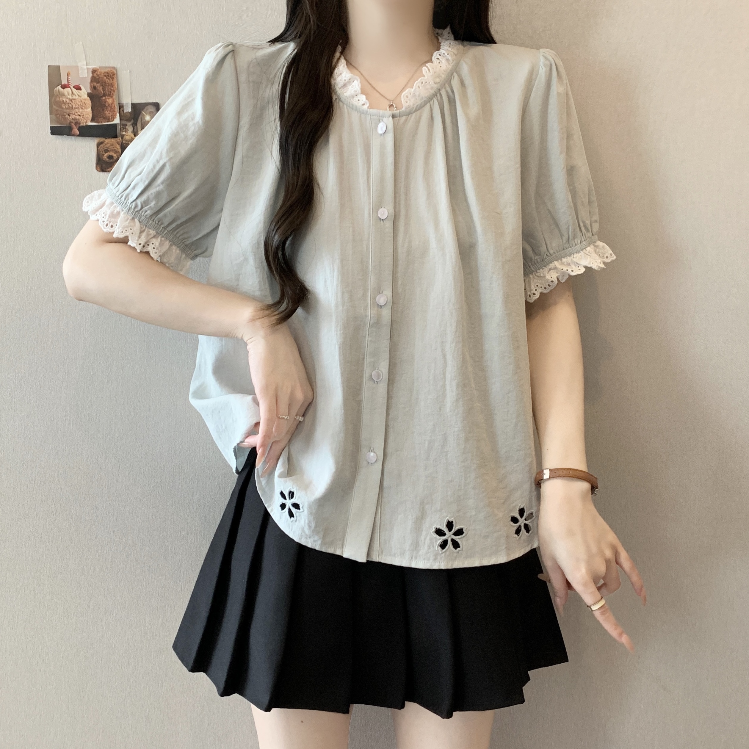 지방 mm 우유 파란색 홀로우 아웃 꽃 레이스 측면 반팔 여성 셔츠 여름 레트로 루즈핏 디자인 센스 맨위