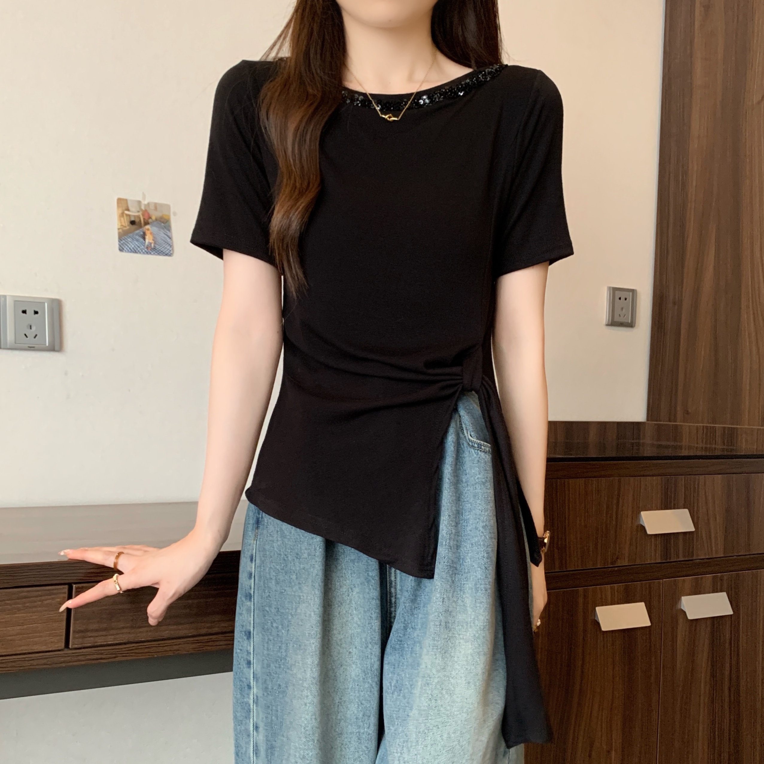 실사 새로운 디자인 센스 불규칙 레이스업 반팔 티셔츠 여성 몸매 가꾸기 슬림해 보이는 스팽글 맨위