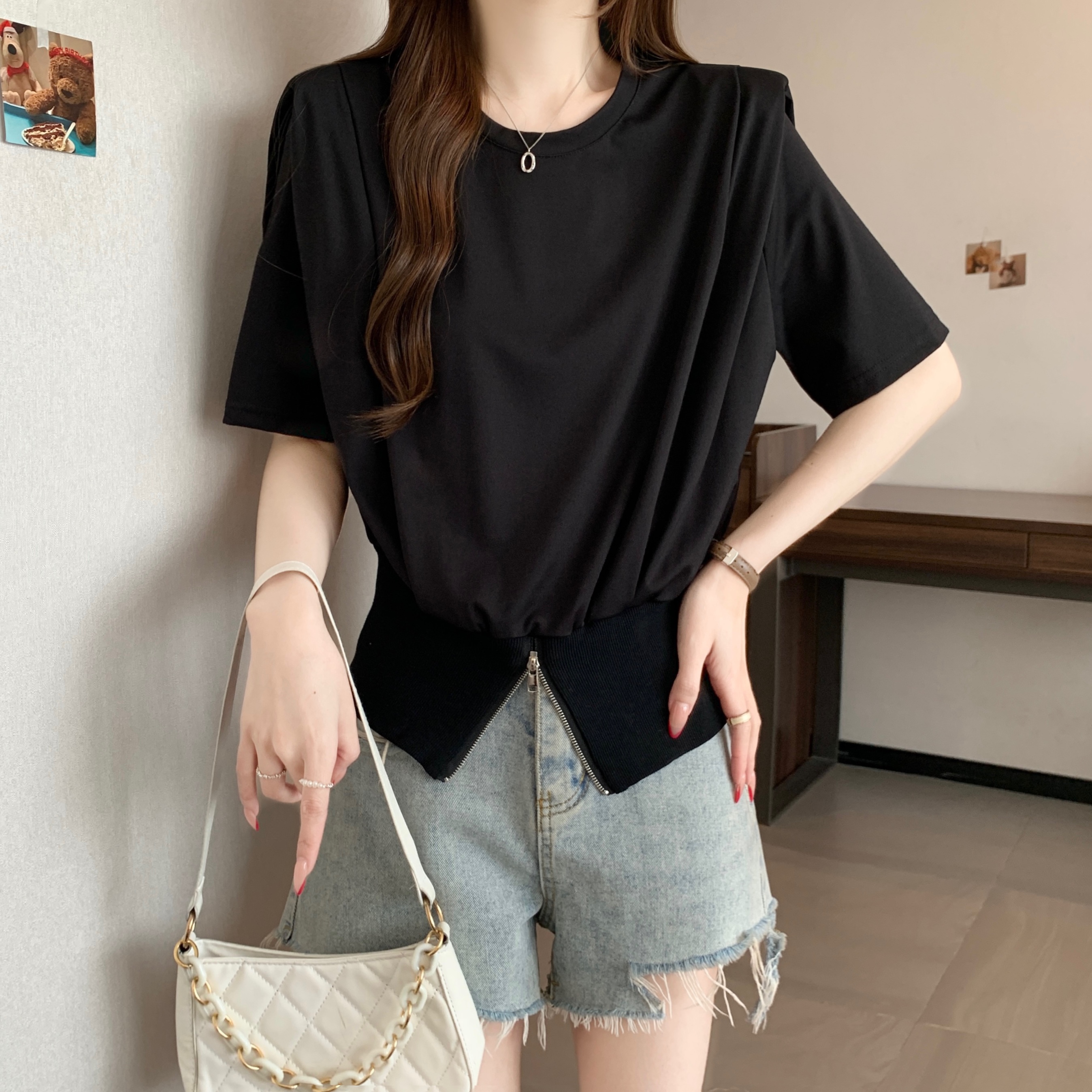 실사 2026 여름 새로운 품격 지퍼 쇼트 스타일 맨위 디자인 센스 작은 대중 외국 가스 루즈핏 반팔 티셔츠 여성