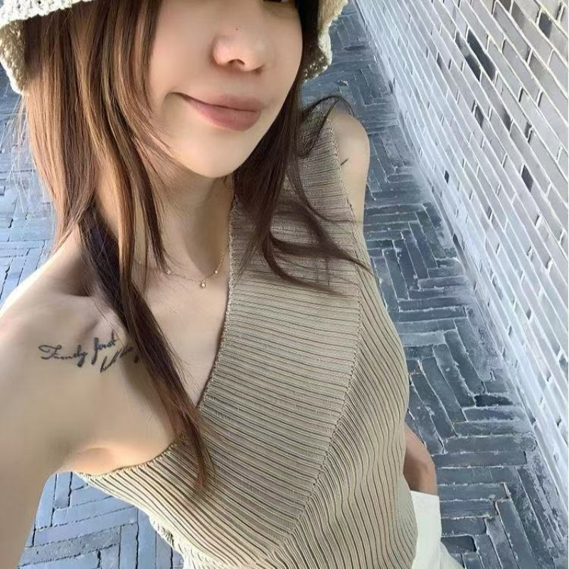 모방 해고 코어 실 비스듬한 어깨 민소매 니트 티셔츠 여성 패션 작은 대중 외국 가스 몸매 가꾸기 슬림해 보이는 다용도 맨위