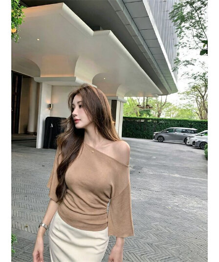 얼음 실크 프랑스식 비스듬한 어깨 의류 디자인 외국 가스 반팔 니트 스웨터 여성 여름 슬림해 보이는 빛 럭셔리 품격 맨위