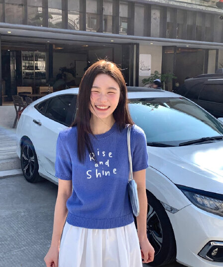 봄 여름 새로운 작은 루즈핏 쇼트 스타일 맨위 티셔츠 미니멀리즘 느슨함 센스 배색 알파벳 자수 반팔 니트 스웨터 여성