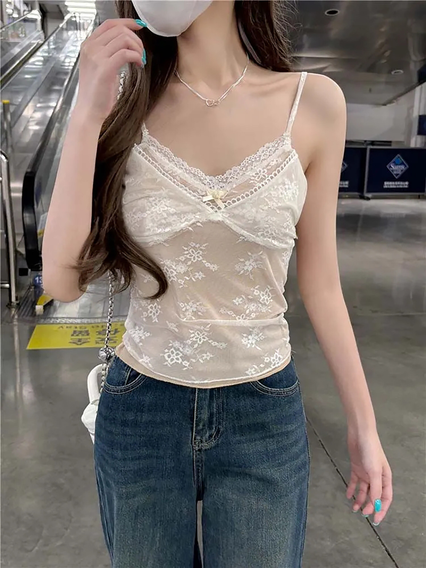 순수한 욕망 바람 캐미솔 2026 여름 새로운 레이스 측면 패치워크 몸매 가꾸기 디자인 센스 살구 색상 달콤한 매운맛 맨위