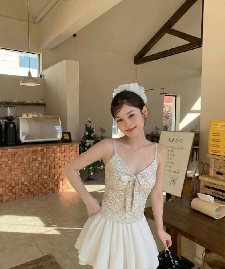 벨트 가슴 패드 연령 감소 꽃무늬 핫걸 슬립 여성 여름 인사이드 가져 가라. 나비 매듭 디스플레이 몸 V넥 외출용 몸매 가꾸기 조끼