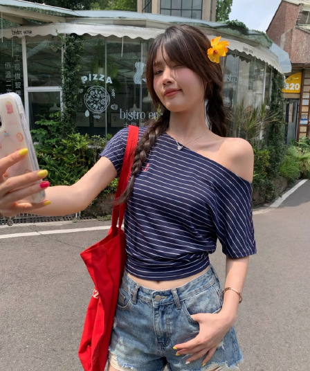 한 부서 스트라이프 프린트 오프숄더 핫걸 반팔 티셔츠 여성 여름 루즈핏 부담하지 마세요. 느긋한 바람 작은 대중 비스듬한 어깨 의류