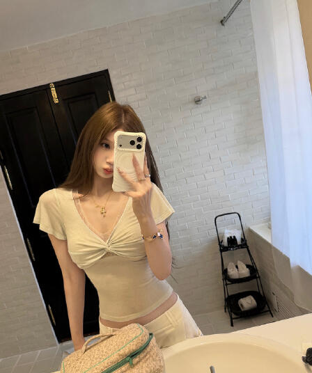원본 주간 실크 V넥 레이스 비틀림 꼬집기 허리 반팔 티셔츠 여성 여름 핫걸 몸매 가꾸기 슬림해 보이는 긍정적 인 어깨 타이트 맨위