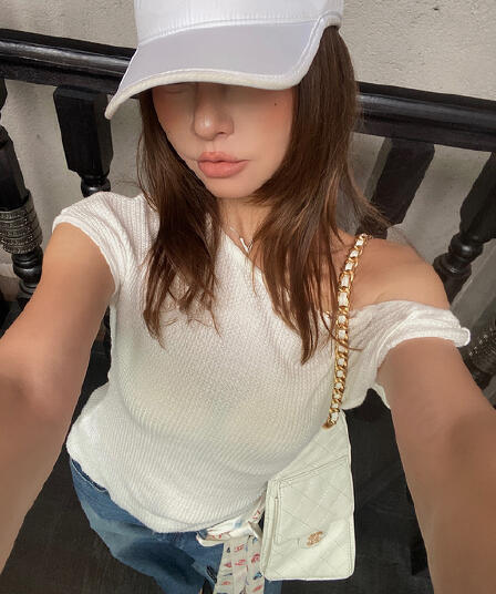 디자인 센스 비스듬한 칼라 질감 센스 오프숄더 반팔 티셔츠 여성 여름 새로운 품격 몸매 가꾸기 캐주얼 허리 수축 작은 맨위