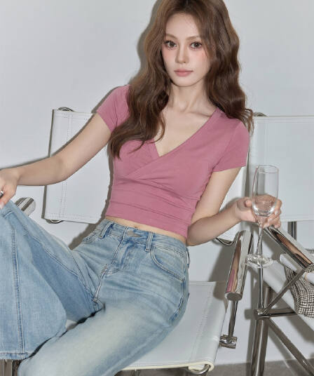 한 부서 아메리칸 디자인 센스 십자가 V넥 반팔 티셔츠 여성 여름 새로운 몸매 가꾸기 슬림해 보이는 긍정적 인 어깨 핫걸 맨위 트렌디