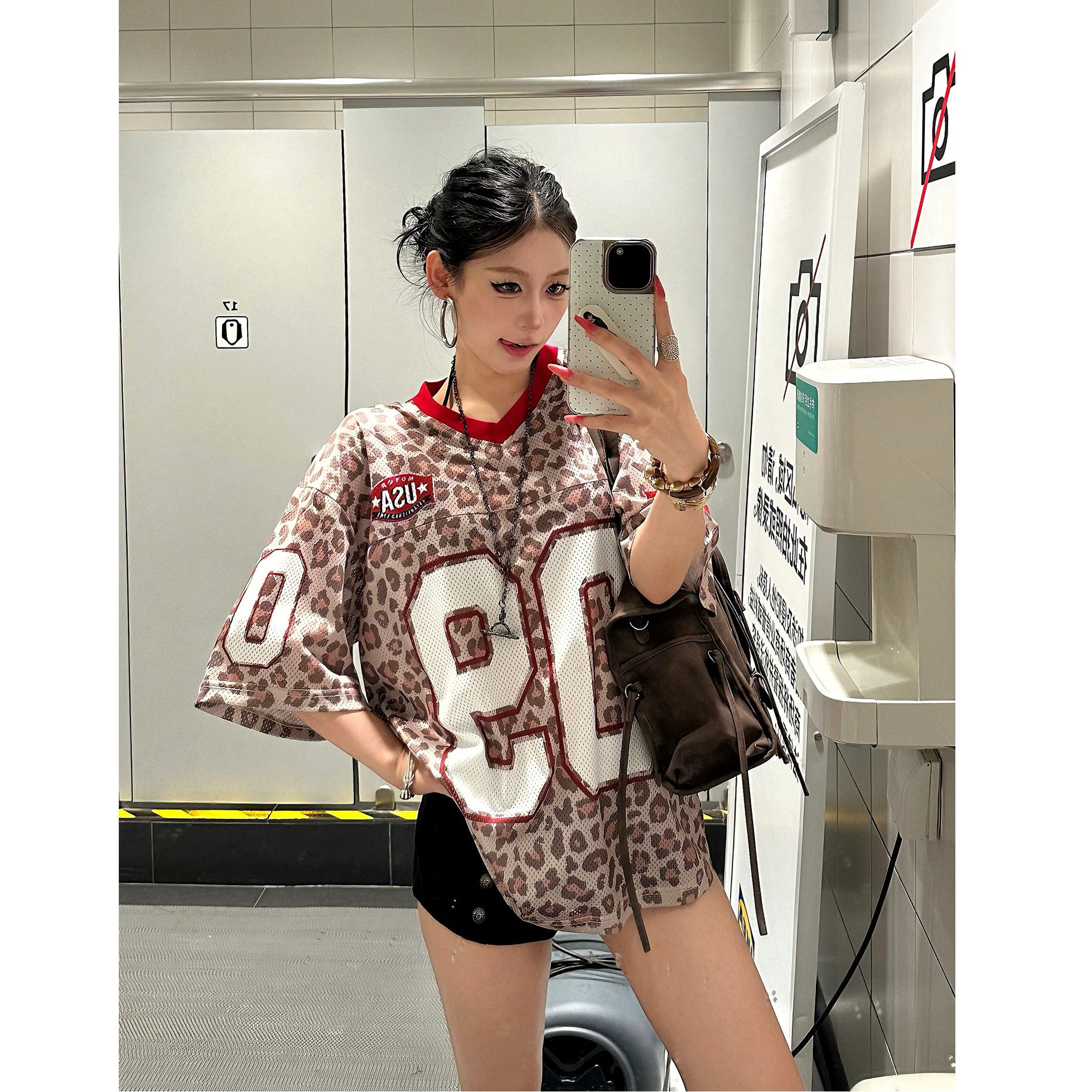 한국 스타일 아메리칸 여름 새로운 운동 구멍 천 레트로 레오파드 무늬 프린트 저지 V넥 반팔 티셔츠 남녀 공 서비스 트렌디