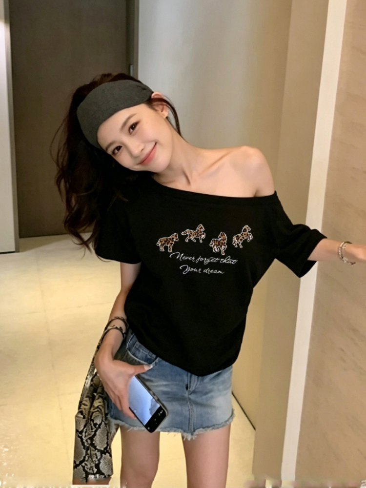 한국 스타일 아메리칸 오프숄더 오프숄더 반팔 티셔츠 여성 여름 새로운 미니멀리즘 알파벳 디자인 캐주얼 루즈핏 맨위
