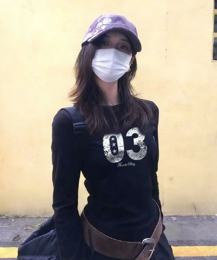 아메리칸 레트로 라운드 넥 긍정적 인 어깨 긴팔 티셔츠 여성 의류 2026 가을 새로운 조수 브랜드 숫자 프린트 몸매 가꾸기 맨위