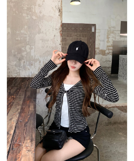 아메리칸 레트로 흰색 배경 블랙 스트라이프 페이크 레이어드 긴팔 티셔츠 여성 가을 새로운 한 부서 몸매 가꾸기 슬림해 보이는 맨위 트렌디