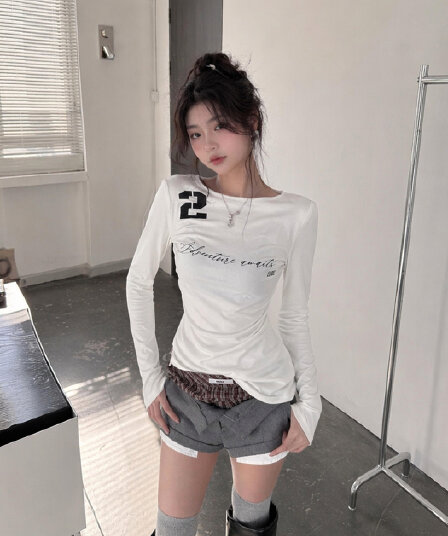 아메리칸 레트로 디자인 센스 핫걸 프린트 긴팔 티셔츠 여성 몸매 가꾸기 주름 허리 수축 화이트 쇼트 스타일 슬림해 보이는 맨위