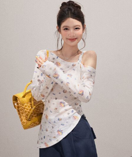 아메리칸 레트로 불규칙 비스듬한 어깨 프린트 얇은 스타일 긴팔 티셔츠 여성 이른 가을 허리 수축 몸매 가꾸기 슬림해 보이는 오프숄더 맨위