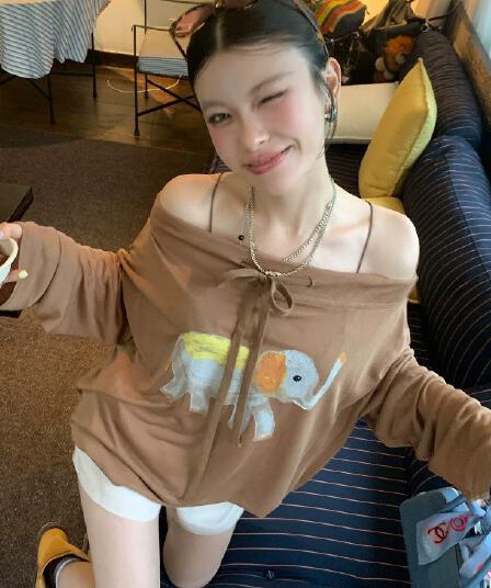 좋은 품질 가을 새로운 프린트 스트랩 오프숄더 긴팔 티셔츠 여성 루즈핏 chic 오프숄더 작은 대중 맨위 트렌디
