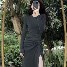 批发2025年秋冬新款<b class='q'>连衣裙</b>时尚炸街御姐风高开叉抽褶修身遮肉黑色长裙