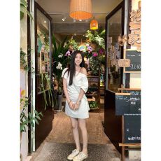 批发斜肩褶皱<b class='q'>连衣裙</b>女夏季通勤<b class='q'>修身</b>温柔独特气质优雅短裙