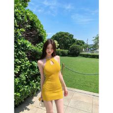 批发纯欲修身黄色挂脖镂空<b class='q'>连衣裙</b>子女夏季2026新款收腰针织包臀短裙