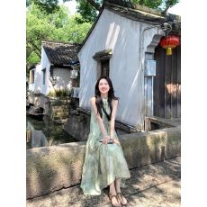 批发新中式<b class='q'>女</b>装无袖挂脖<b class='q'>连衣裙</b>子夏季清冷松弛感穿搭吊带绿色碎花长<b class='q'>裙</b>