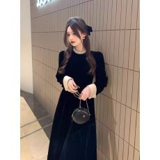 批发赫本风撞色丝绒连衣裙女2026秋冬季新款高级感气质显瘦内搭小黑裙