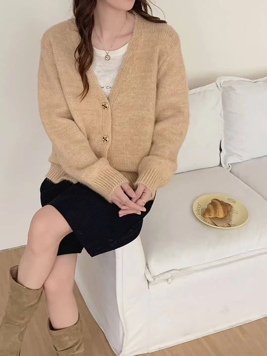 V넥 루즈핏 니트 가디건 상세 이미지 3