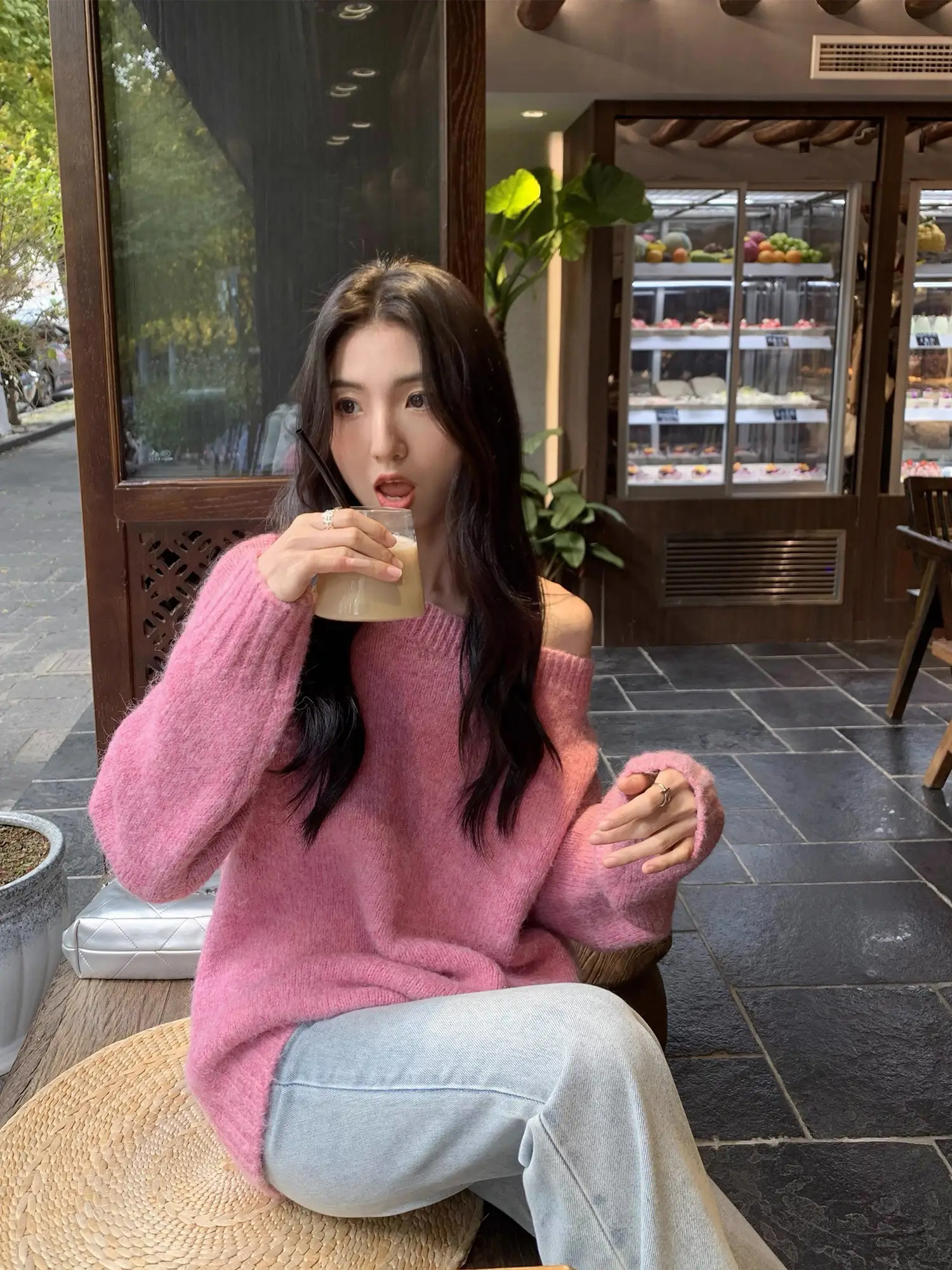 디자인감 비대칭 오프숄더 니트 상세 이미지 2