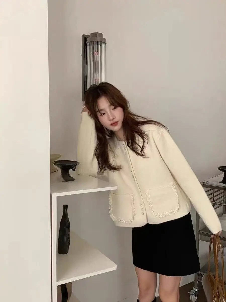 라운드넥 단추 레이스 포켓 니트 아우터 상세 이미지 8
