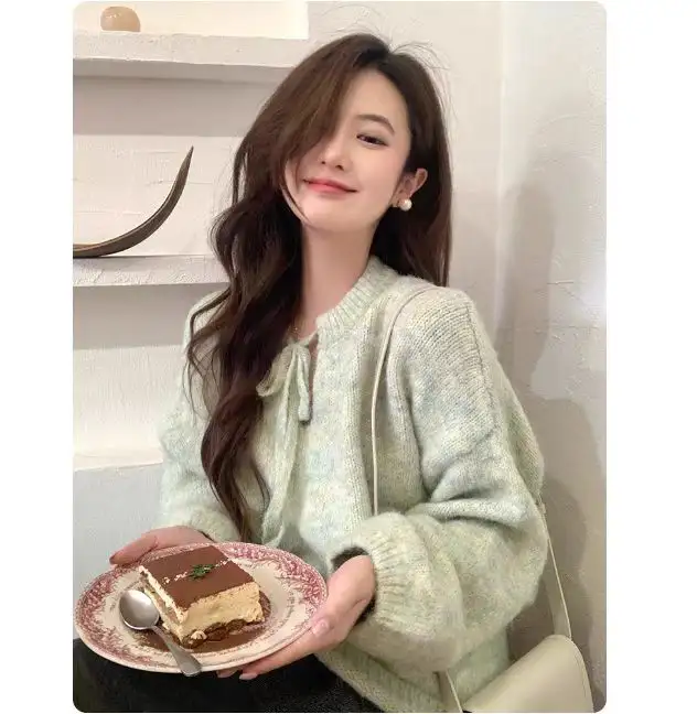부드러운 루즈핏 라운드넥 니트