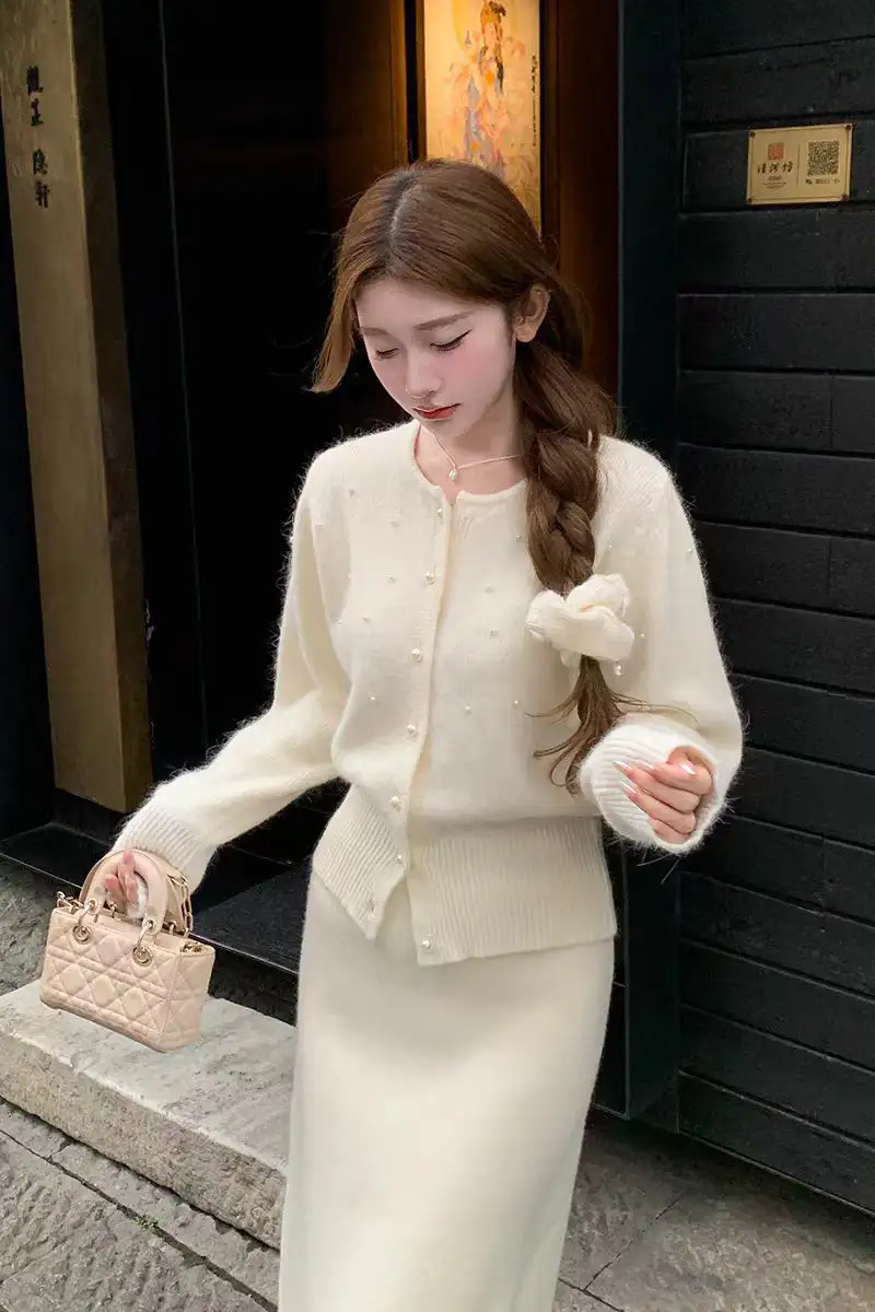 토끼털 비딩 라운드넥 니트 가디건 상세 이미지 3