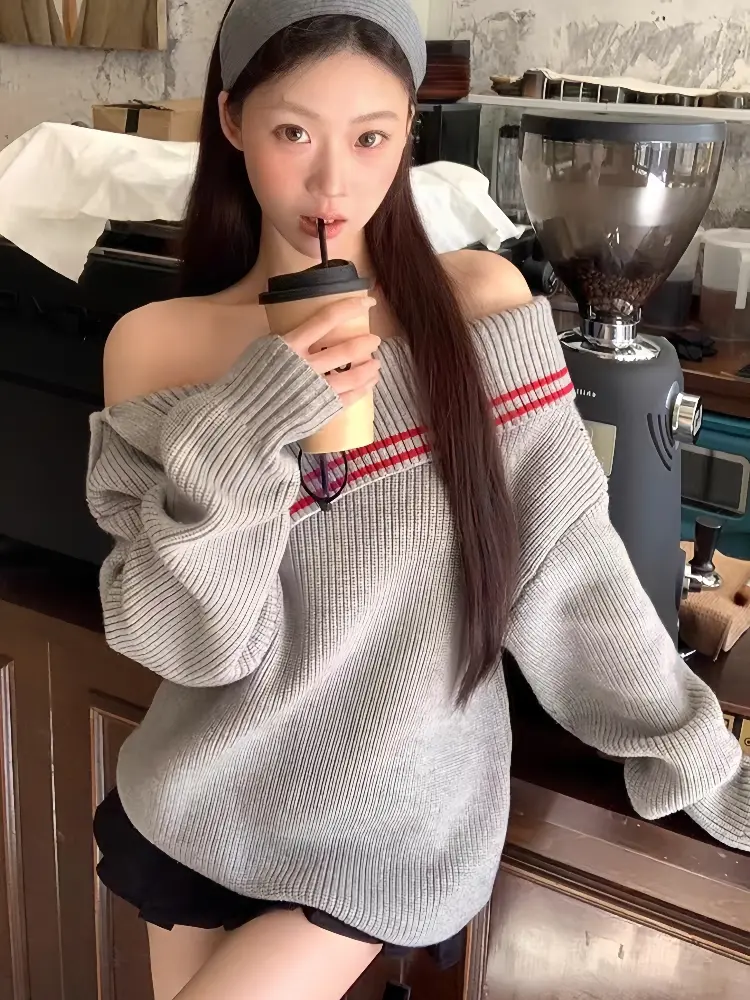 비대칭 오프숄더 배색 니트