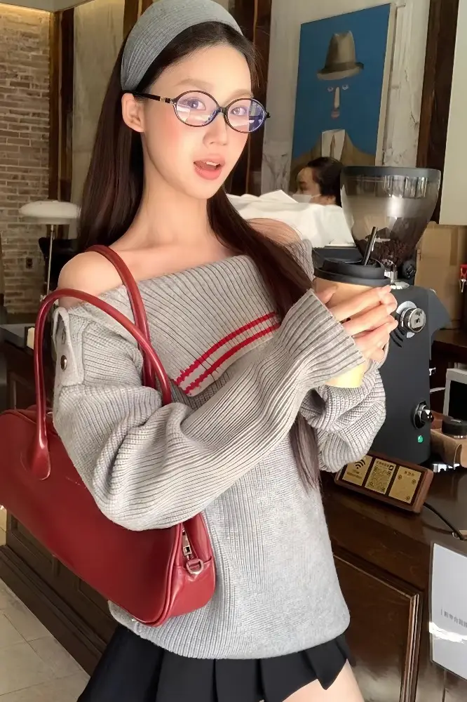비대칭 오프숄더 배색 니트 상세 이미지 1