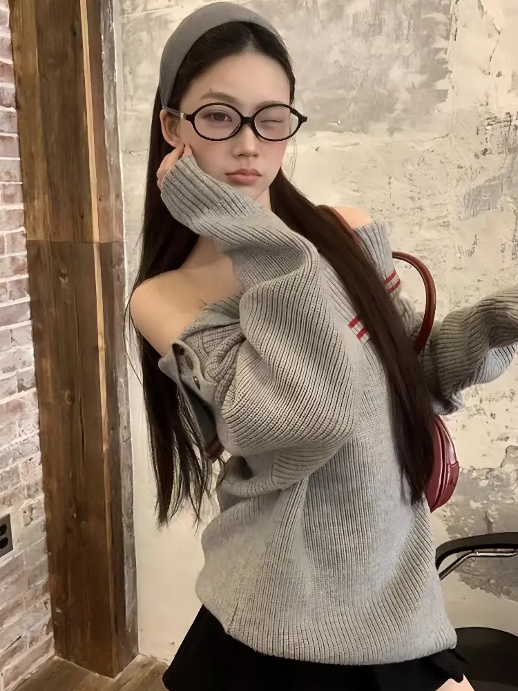 비대칭 오프숄더 배색 니트 상세 이미지 2