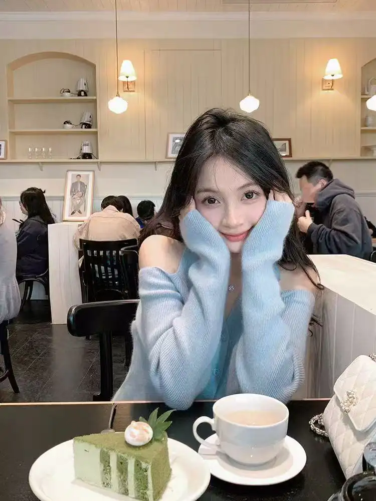 오프숄더 홀터넥 니트 상세 이미지 1