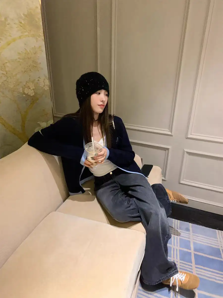 프레피 배색 자수 니트 가디건 상세 이미지 3