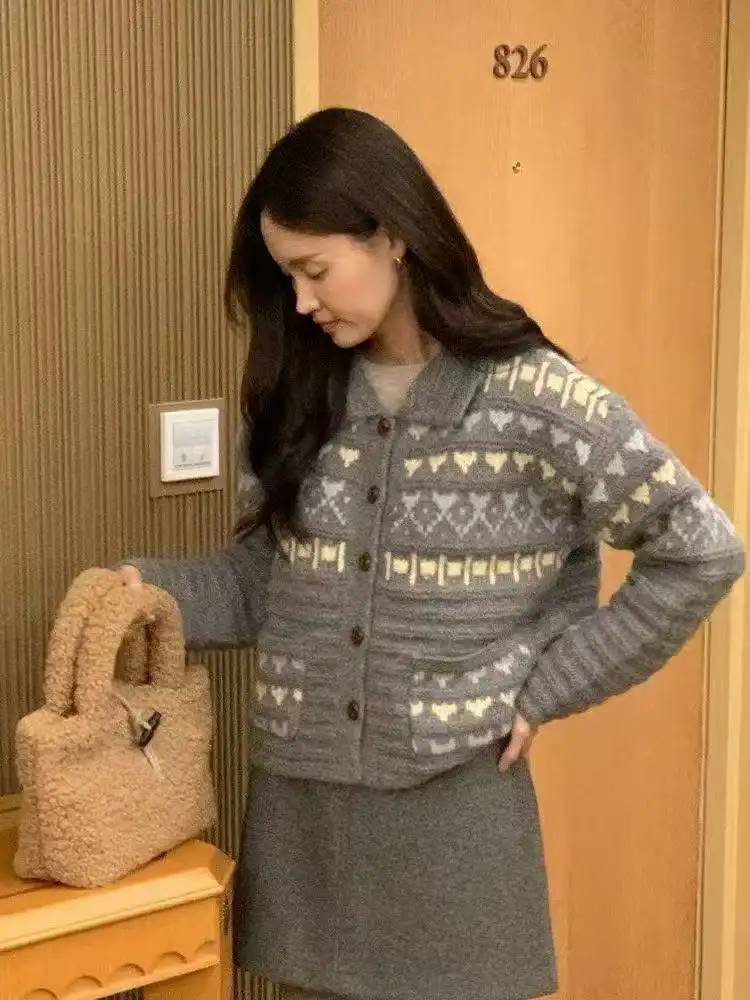 폴드 칼라 배색 포켓 단추 니트 상세 이미지 3