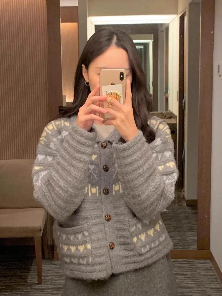 폴드 칼라 배색 포켓 단추 니트 상세 이미지 4