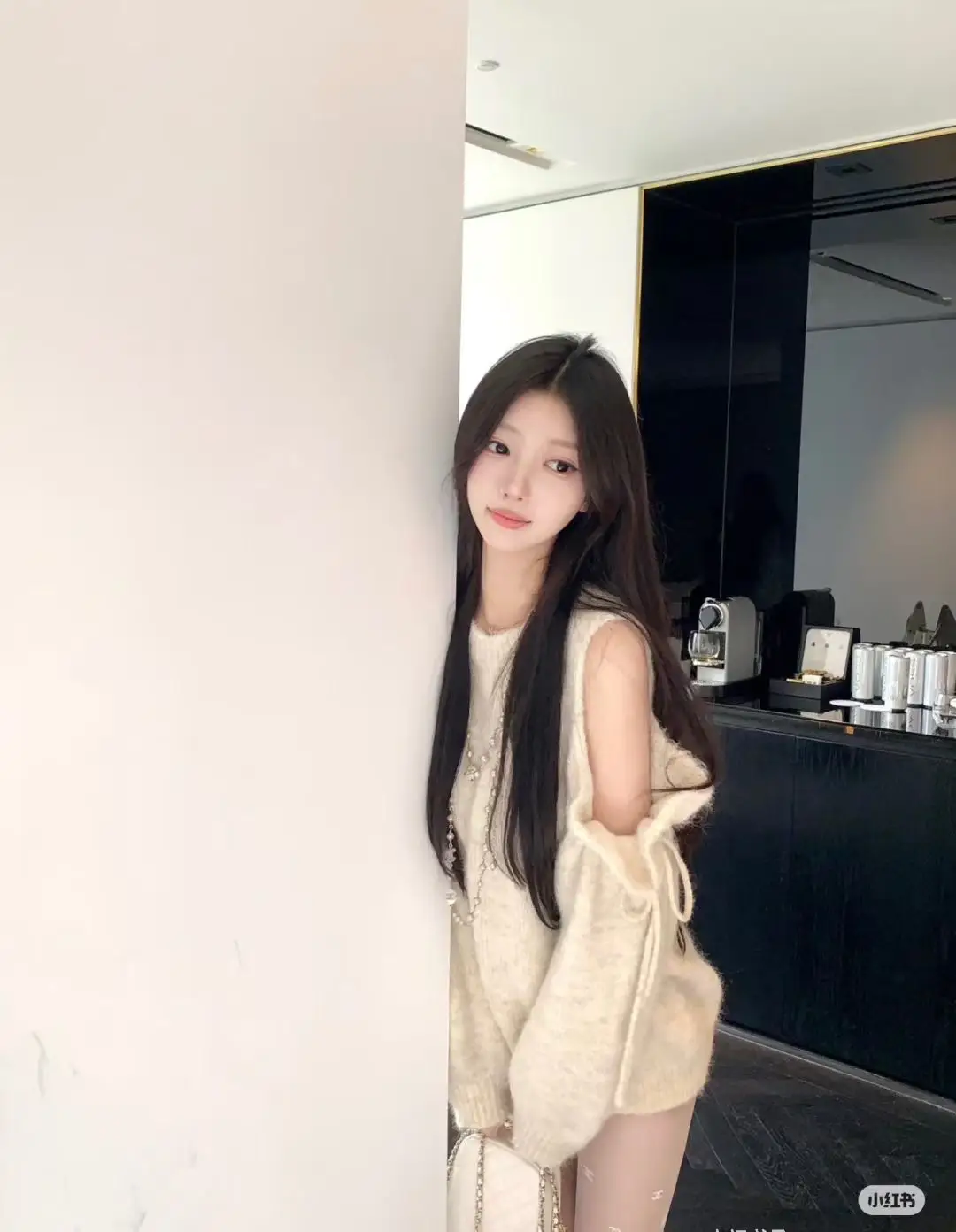 리본 끈 디테일 오프숄더 니트 상세 이미지 3