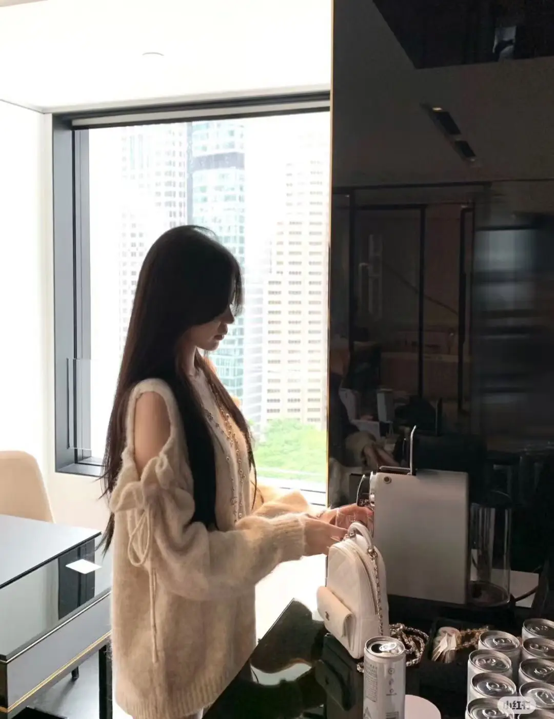 리본 끈 디테일 오프숄더 니트 상세 이미지 4