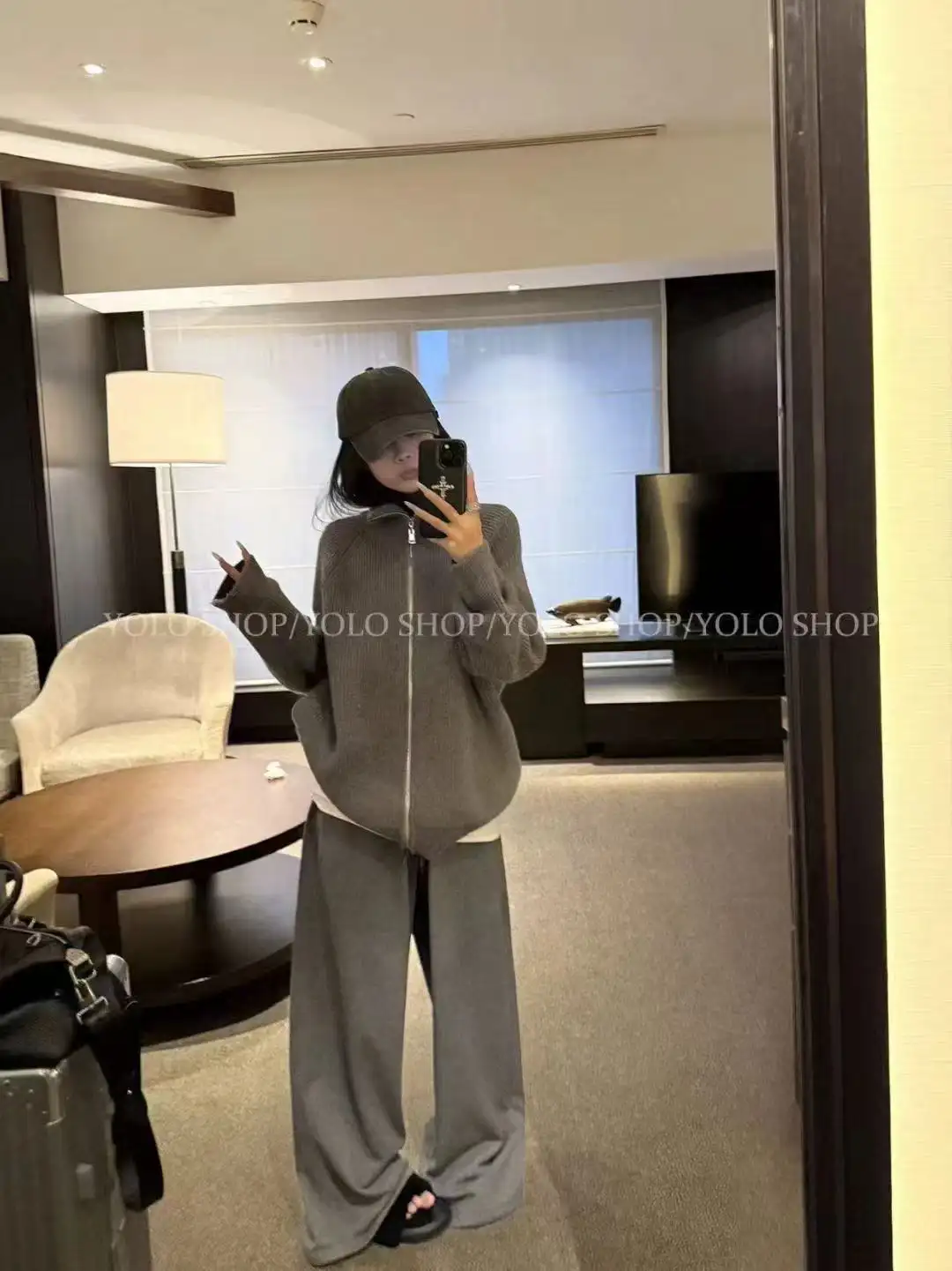 지퍼 스탠드 칼라 루즈핏 니트 가디건 상세 이미지 4