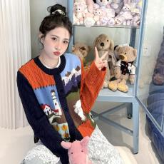 批发<b class='q'>毛衣</b>外套2025秋季新品童趣风景拼块毛织绞花圆领长袖短针织开衫女