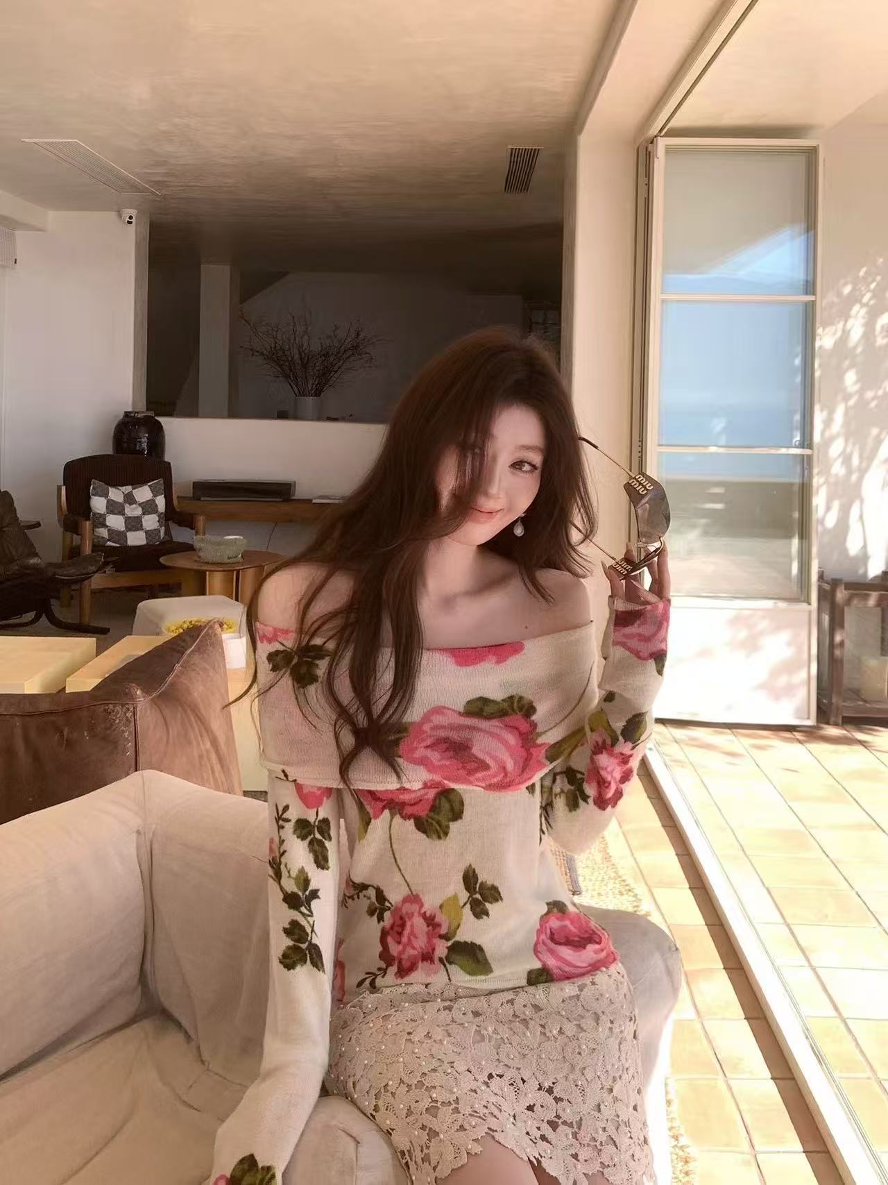 부드러운 찹쌀 프랑스식 낭만주의 장미 오프숄더 니트 프린트 맨위 여성 봄 얇은 스타일 루즈핏 슬림해 보이는 긴팔 착용 가져 가라.