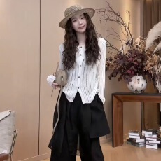 批发设计感小众薄款长袖镂空<b class='q'>针织衫</b>女早秋新款单排扣宽松气质开衫上衣