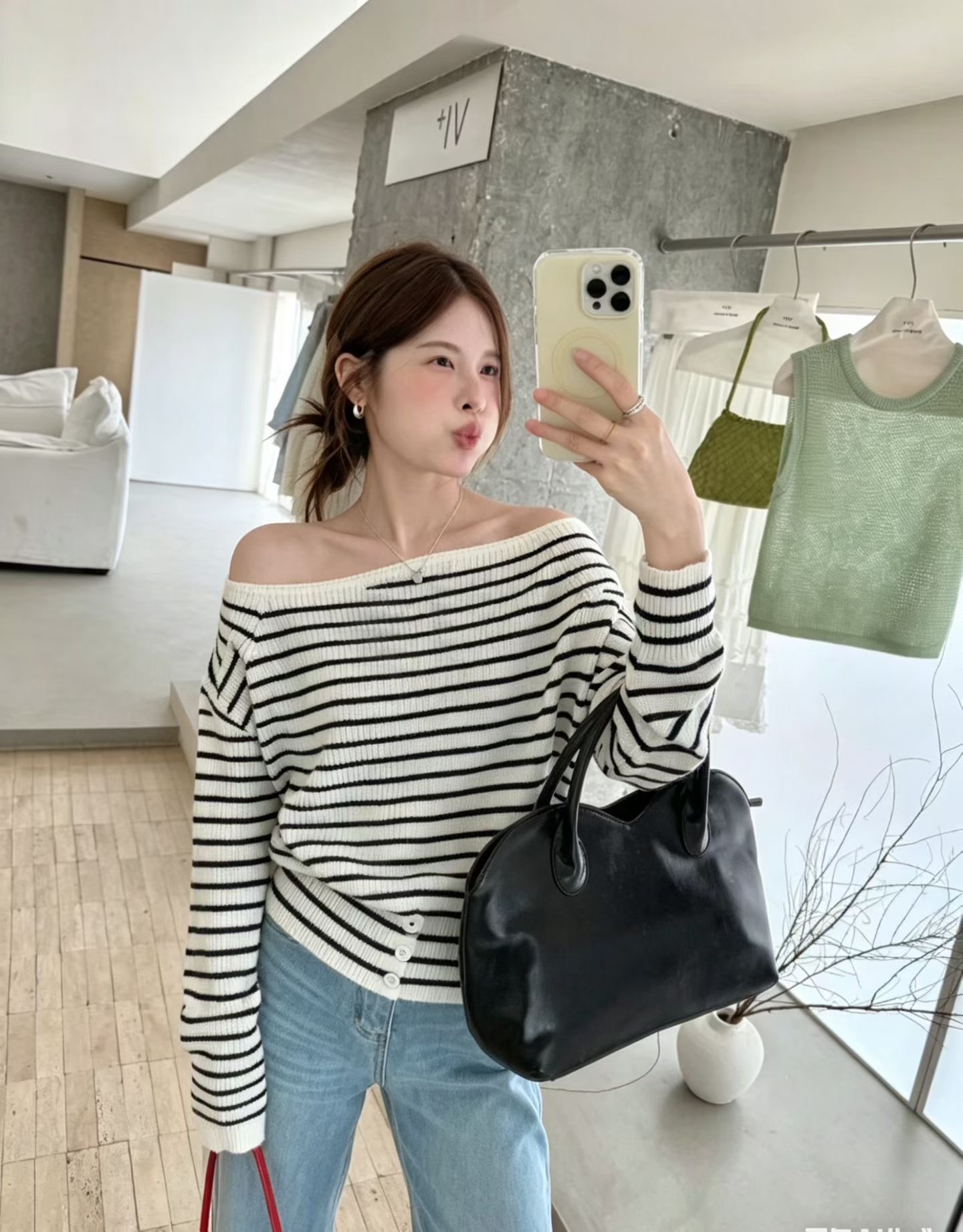 새로운 느긋한 바람 스트라이프 비스듬한 어깨 니트 티셔츠 여성 몸매 가꾸기 슬림해 보이는 긴팔 맨위