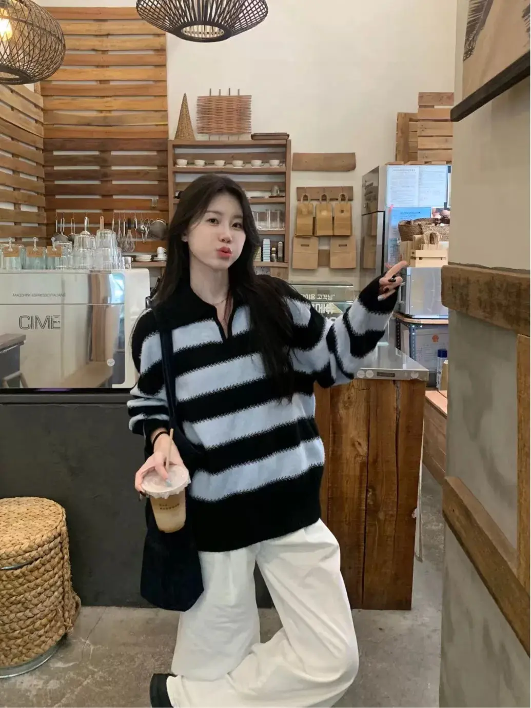 루즈핏 블루 스트라이프 V넥 니트 상세 이미지 1